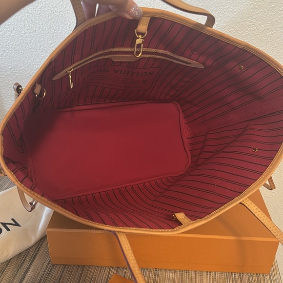 Louis Vuitton Neverfull MM - Picture 6 of 17